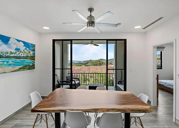 Stunning Top-floor With Sweeping Ocean & Mountain Views & Club Сasa de vacaciones